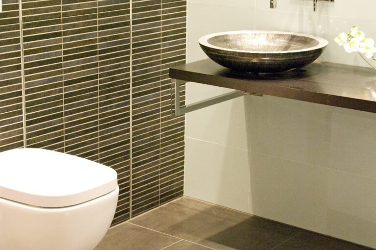 Badezimmer mit Fliesen