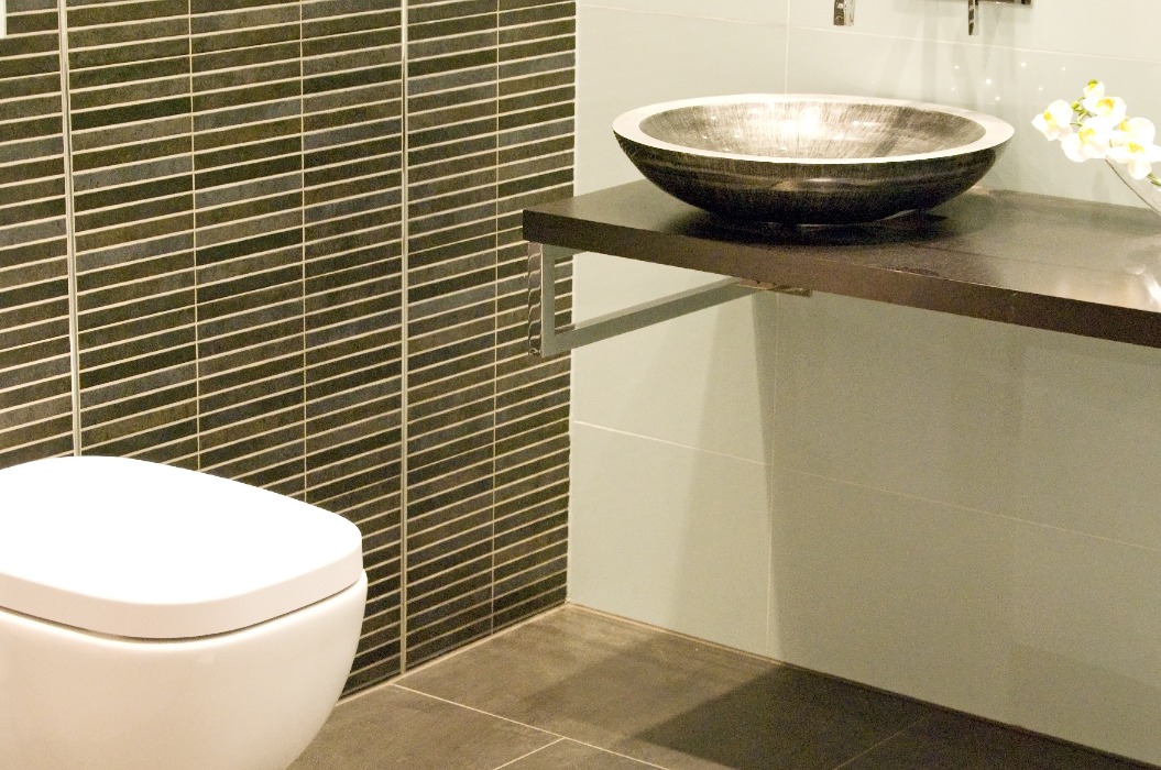Badezimmer mit Fliesen