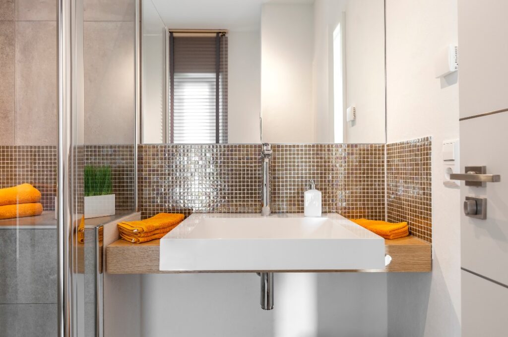 Kleines, renoviertes Badezimmer. 