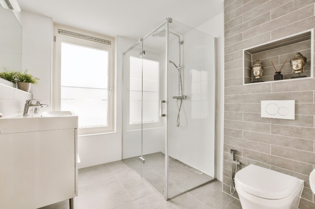 ein weißes Badezimmer mit Dusche und Toilette