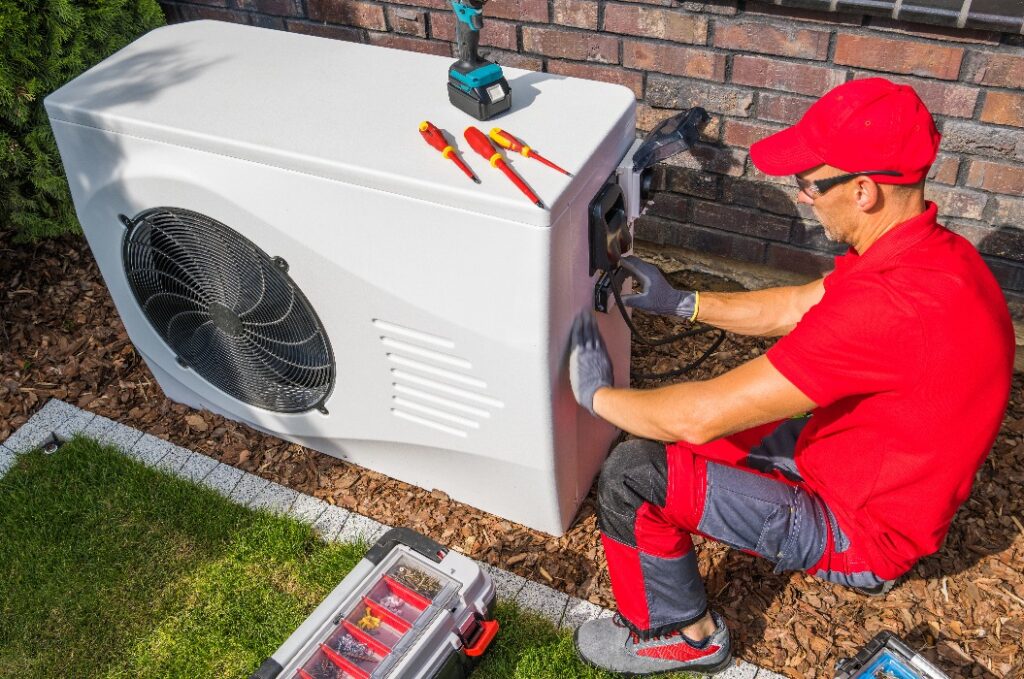 Techniker bei der Reparatur einer Wärmepumpenanlage