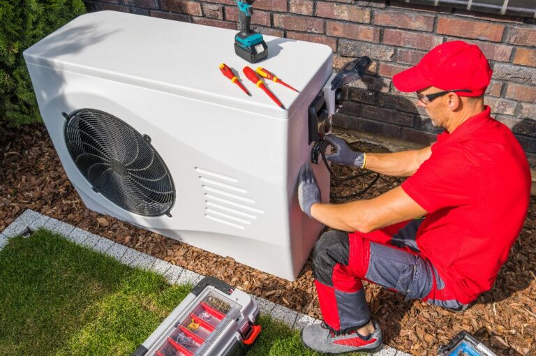 Techniker bei der Reparatur einer Wärmepumpenanlage