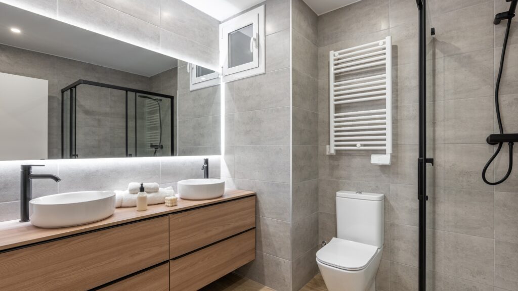 Modernes Badezimmer mit effizienter Beleuchtung und zeitgemäßen Armaturen, stilvoll und komfortabel